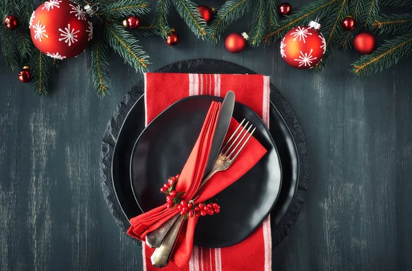 Platos negros y cubiertos vintage con decoraciones navideñas en g —  Fotos de Stock