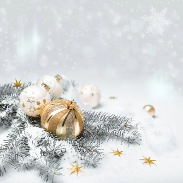 Золотые рождественские украшения, текстовое пространство — стоковое фото