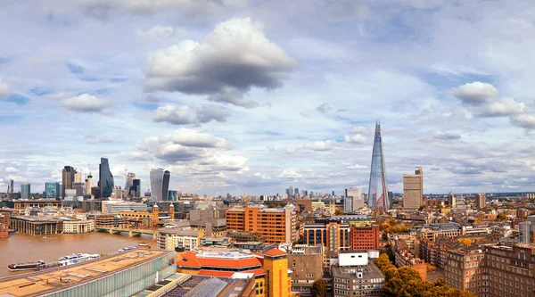 Високий кут над Лондоном з півдня восени. — стокове фото