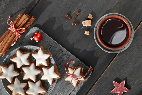 Top pohled na vánoční cukroví, svařené víno, koření a dekoratio — Stock fotografie