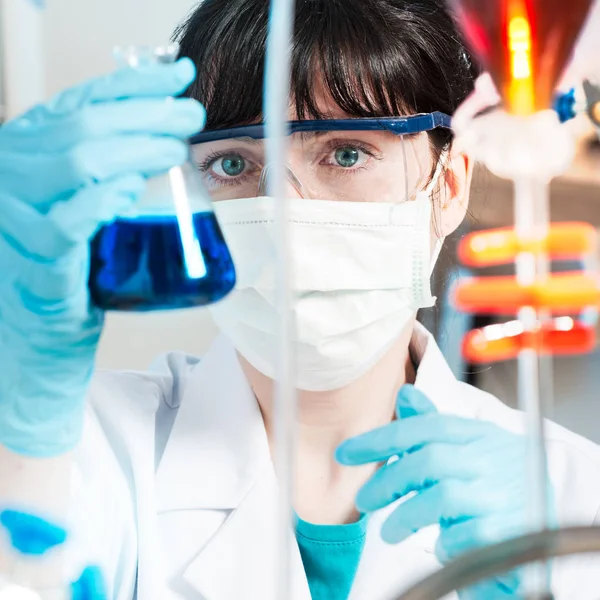 Jovem químico no laboratório — Fotografia de Stock