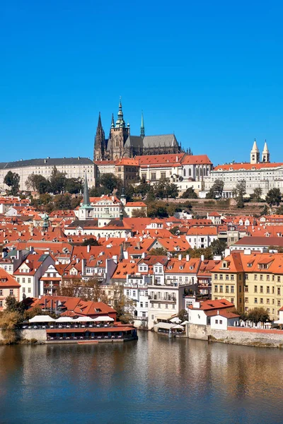 Historical Prague and St. Vitus Cathedral — Stock Photo, Image