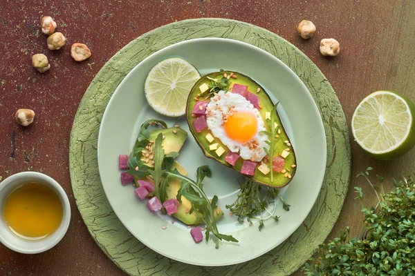 Keto dieetschotel: gebakken Avocado boot met ham blokjes, kwartelei en — Stockfoto