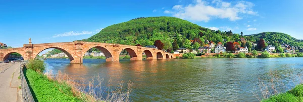 Stary most przez rzekę Neckar na wiosnę, Heidelberg, Germ — Zdjęcie stockowe