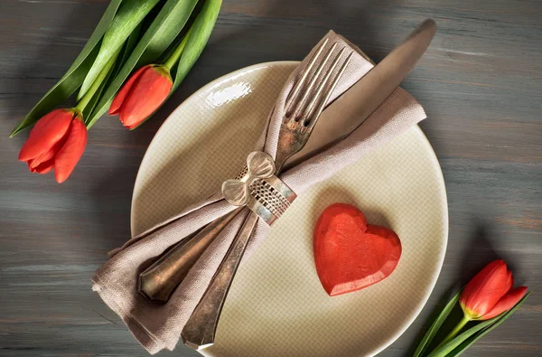 Springtime meny koncept med färska tulpaner och hjärta dekoration o — Stockfoto
