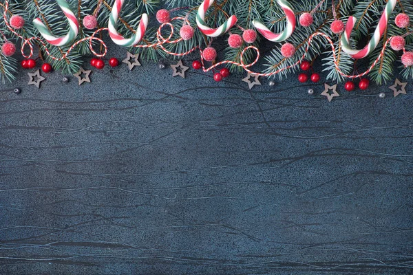 有冷杉枝条、红色浆果和糖果手杖的圣诞花环 — 图库照片
