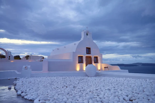 Ett ortodoxa kapell i Oia, Santorini ön, Grekland, på nig — Stockfoto