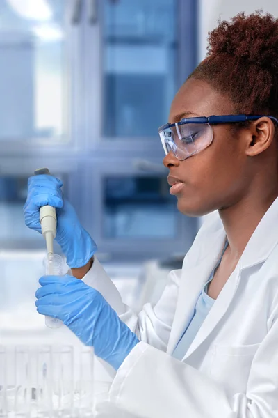Афро-американский ученый или аспирант в лабораторном халате — стоковое фото