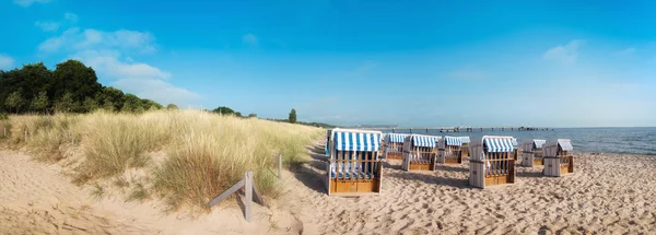 Plage Sable Chaises Plage Traditionnelles Bois Sur Île Rugen Allemagne — Photo