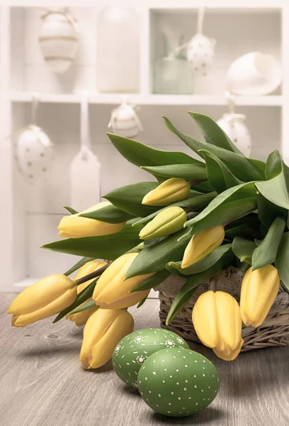 Amarelo tulipas, ovos de Páscoa e decorações em uma sombra — Fotografia de Stock