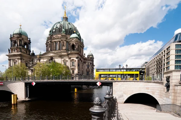 Cattedrale di Berlino, vista sull'acqua — Foto Stock