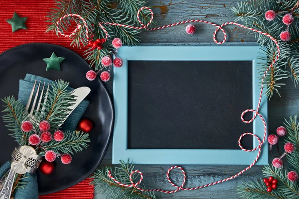 Flat lay with Xmas decorations in green and red with berries — Stock Photo, Image