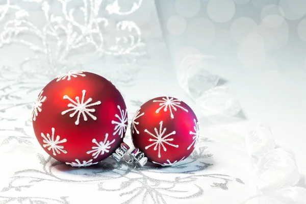 Decoraciones rojas de Navidad con adorno de plata —  Fotos de Stock