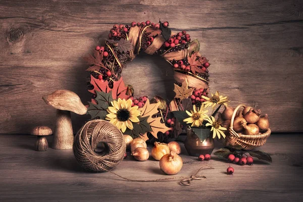 Autumn wreath and still life with mushrooms and onions — Stock Photo, Image