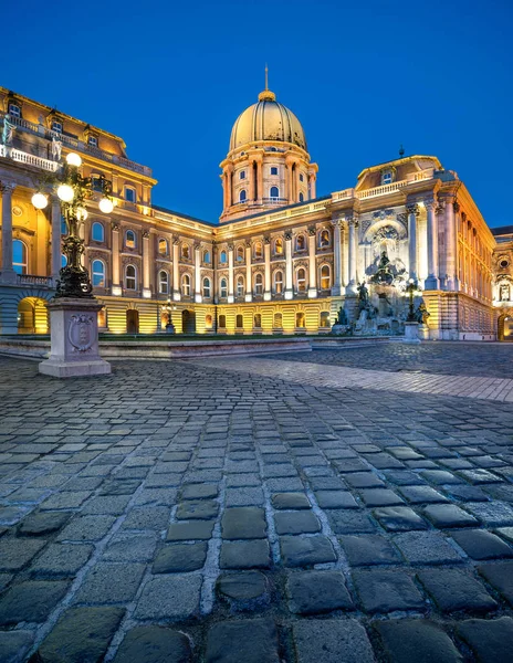 Wewnętrzny dziedziniec zamku Buda w nocy — Zdjęcie stockowe