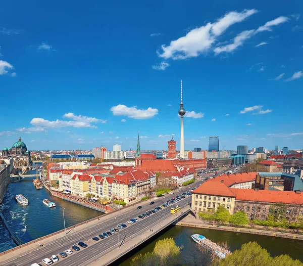 Vista aérea del centro de Berlín en un día brillante en primavera — Foto de Stock