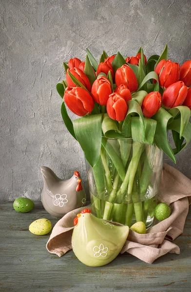 Fundo de Páscoa: cacho de tulipas vermelhas, decorações de primavera no gr — Fotografia de Stock