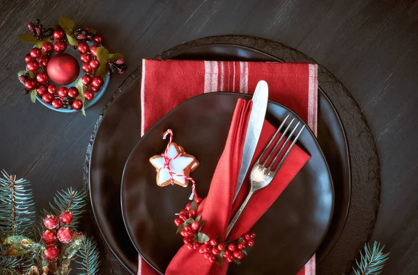 Black plates and vintage cutlery with Christmas decorations in g — Stock Photo, Image