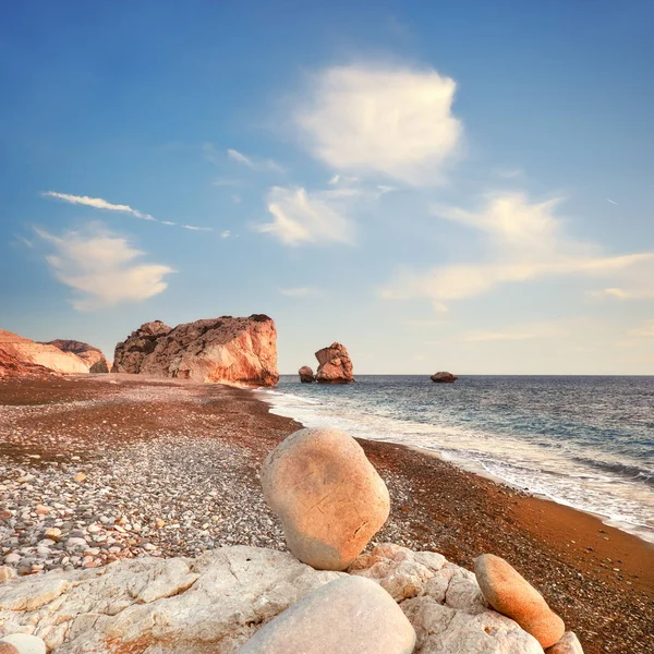 Puesta de sol cerca de Petra tou Romiou en Chipre, Paphos — Foto de Stock