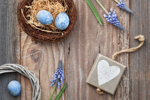 Fundo de Páscoa rústico com ovos, flores de jacinto e decorações — Fotografia de Stock