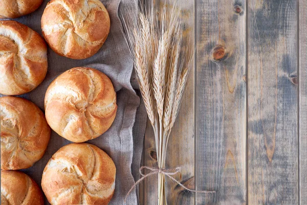 Kaiser ya da Viyana dürümleri olarak bilinen yuvarlak yuvarlak ekmekler dağılıyor.