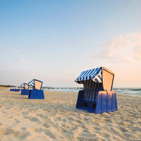 Sillas de playa con capucha en Island Rugen — Foto de Stock