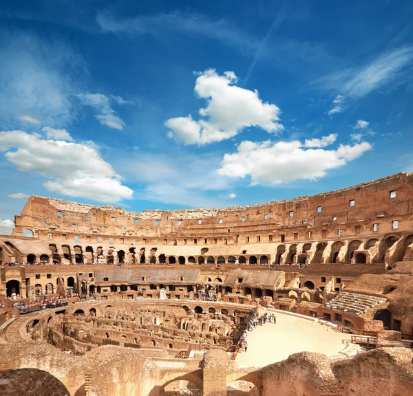 Dentro del Coliseo Roma con cielo azul blanco, Roma, Italia —  Fotos de Stock