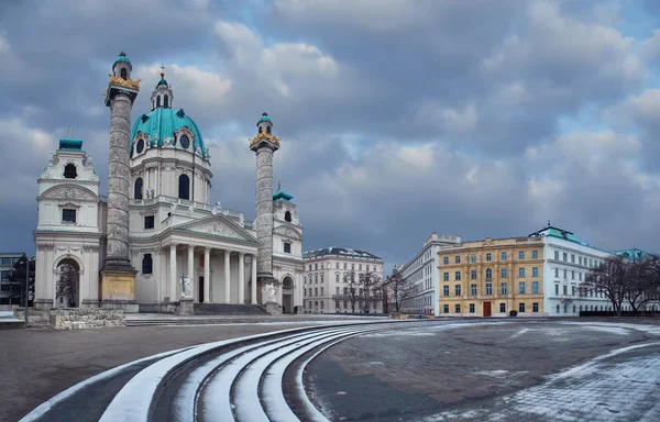 位于维也纳的Karlskirche（圣查尔斯教堂）的日景 — 图库照片