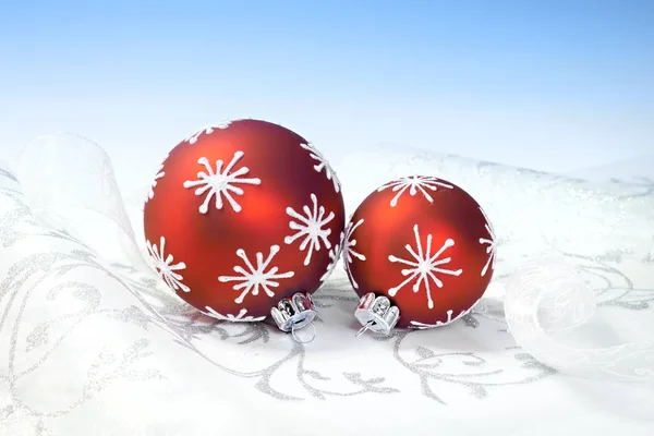Bolas rojas de Navidad con adorno de plata en respaldo de invierno neutro —  Fotos de Stock