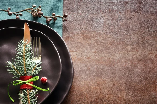 Concepto de menú de Navidad con platos negros decorados y cubiertos —  Fotos de Stock