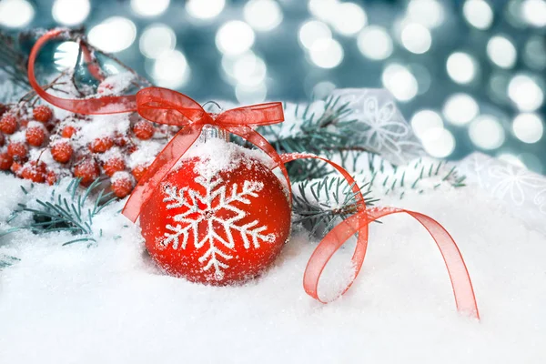 Bugiganga de Natal vermelho em um fundo neutro — Fotografia de Stock