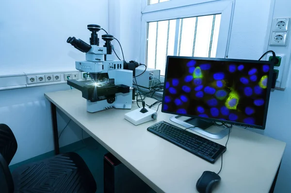 Estación de microscopio moderna en instalaciones de investigación — Foto de Stock