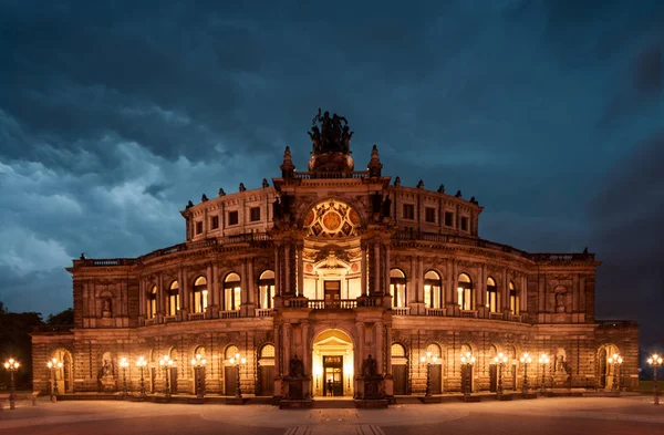 Dresden opera theatre på natten — Stockfoto