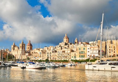 Grand Bay, Valetta, Malta 'daki Senglea marinasında yelkenli sürüyor.