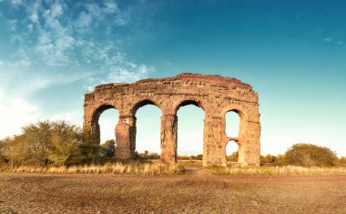 Roma, İtalya 'daki Appia Yolu' ndaki antik su kemerinin kalıntıları.