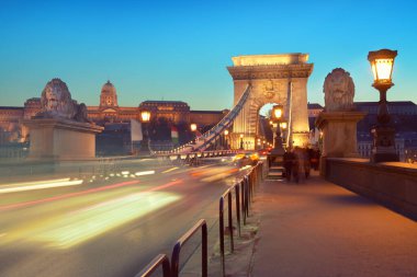 Macaristan, Budapeşte 'deki Askı Köprüsü' nde akşam trafiği