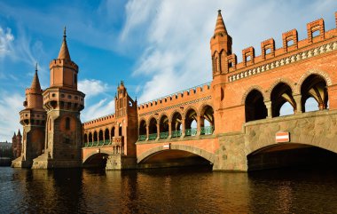 Berlin 'deki Oberbaum Köprüsü