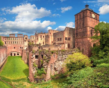Heidelberg Şatosu 'nun kalıntıları, güzel bir bahar gününde.
