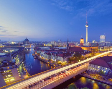 Berlin, Alexanderplatz üzerinde kuş manzarası ve gece nehir.