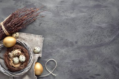 Paskalya yassı arka planda bıldırcın yumurtaları ile birlikte uzanır., 