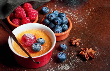 Ahududu ve yabanmersinli creme brulee (krema brulee)