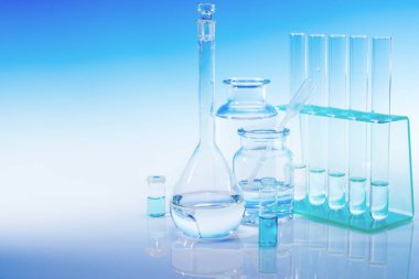 Kimyasal cam, şişe ve tüpleri ile bilimsel arka plan