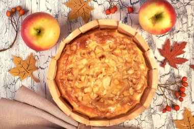 Elmalı, böğürtlenli ve kırsal arka planda keten peçeteli ev yapımı elmalı turta. Üst görünüm, tonlu resim.