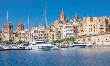 Grand Bay, Valetta, Malta 'daki Senglea marinasında yelkenli sürüyor.