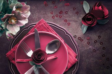 Burgindy tabaklar ve güllerle süslenmiş çanak çömlek. 