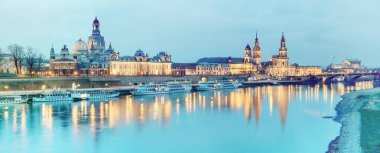 Dresden 'in gece manzarası Elbe nehrinde yansımaları olan eski bir kasaba.