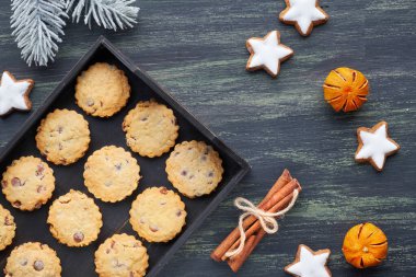 Noel çikolatalı kurabiyeler, baharatlı ve şaraplı düz yatak.