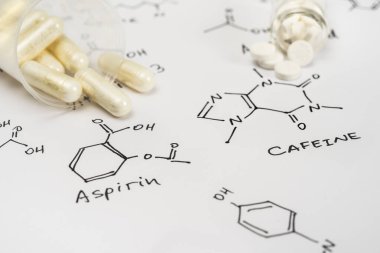 Kapsüllerde aspirin, tabletlerde kafein. 
