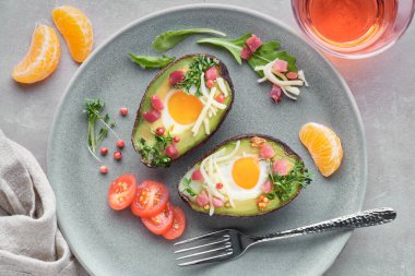 Keto diyet yemeği: Jambon, bıldırcın yumurtası ve che ile avokado tekneleri