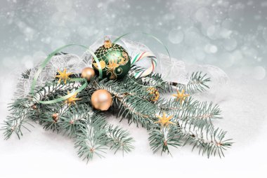 Yeşil ve altın renkli Noel süslemeleri, metin alanı